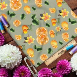 Ткань атлас апельсины на зелёном фоне