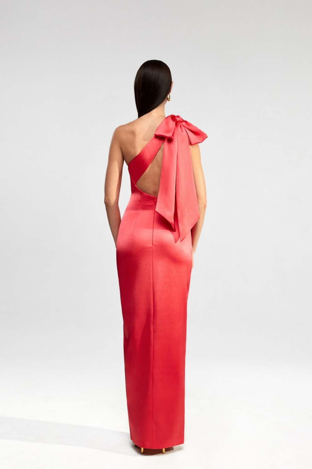 Платье макси ассимметричное из сатина с бантом и открытой спиной