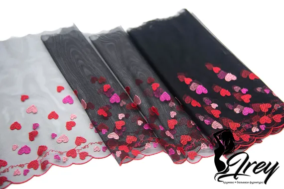 05-45 Вышивка на неэл. сетке 28 см, сердечки (левая)