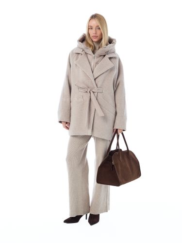 Бежевое пальто-летучая мышь со съемной манишкой и поясом