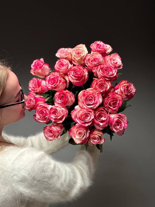 Букет из 25 малиново-белых роз под ленту