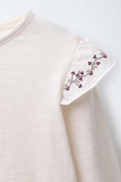 ZARA ФУТБОЛКА С ВОЛАНАМИ И ЦВЕТОЧНОЙ ВЫШИВКОЙ, РОЗОВЫЙ