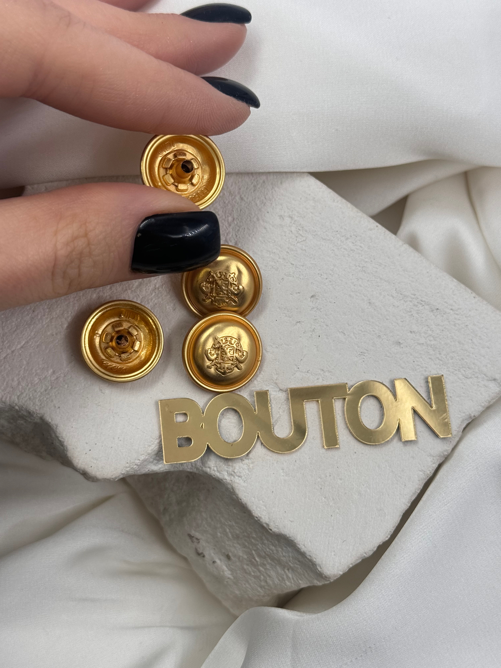 Шляпка под установочные кнопки золотистая матовая герб13