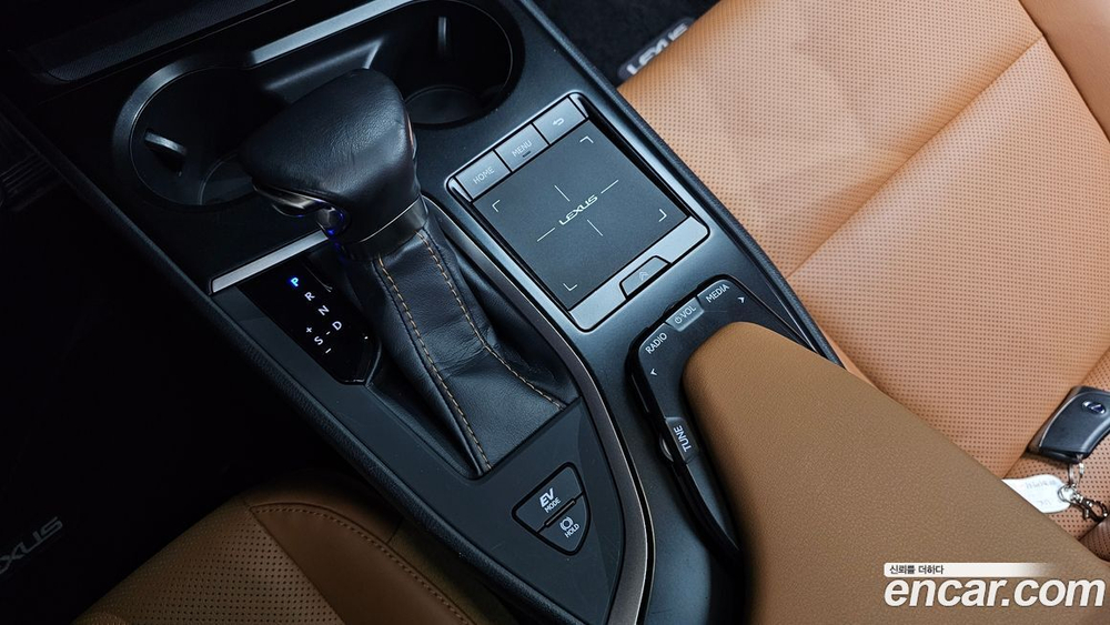 Lexus UX250h 2.0 2WD (10.2019)