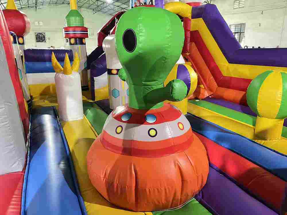 Коммерческий надувной батут «Инопланетяне», 10*5*3,5 м