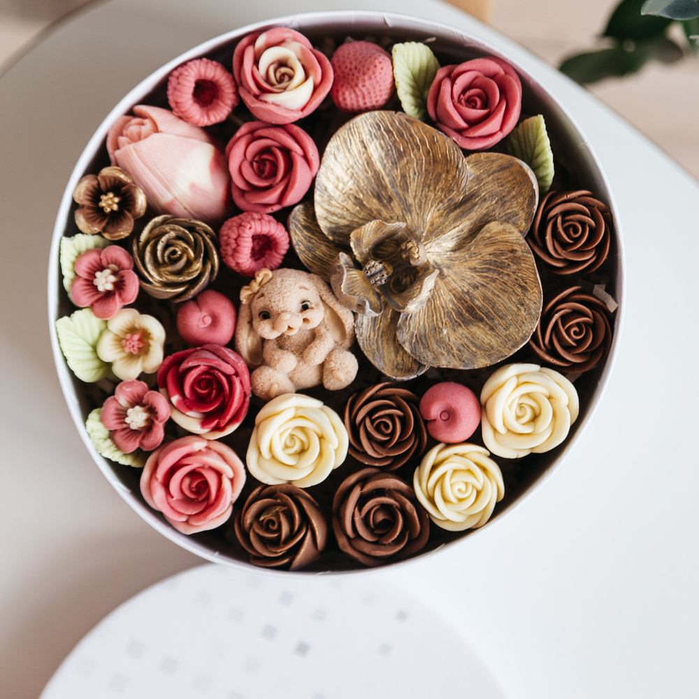 Шоколадный букет в коробке с крышкой "Вкус Любви" с фигуркой зайка, подарок на 8 марта, на День Рождения.