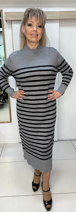 Трикотажное  платье в полоску с горлом-стойка