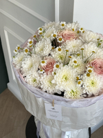 Авторский букет сборный из хризантемы, ромашки и роз