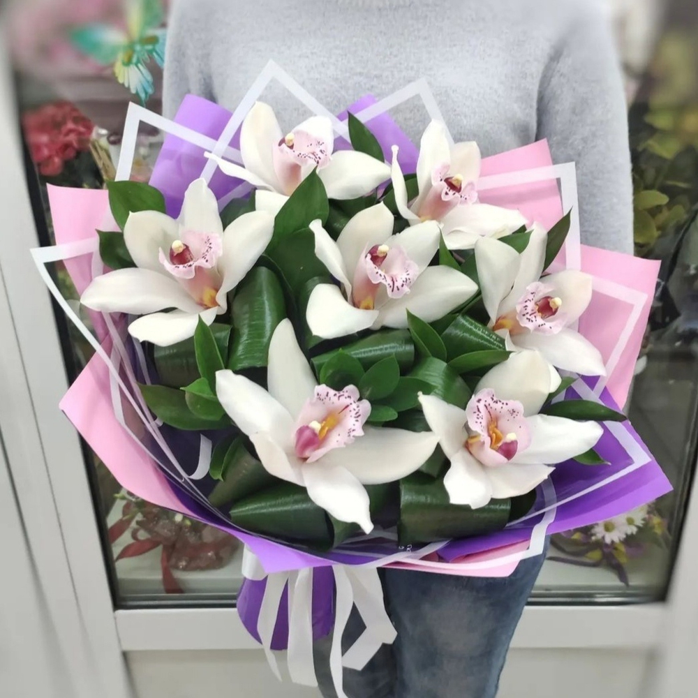 Букет из 7 белых орхидей