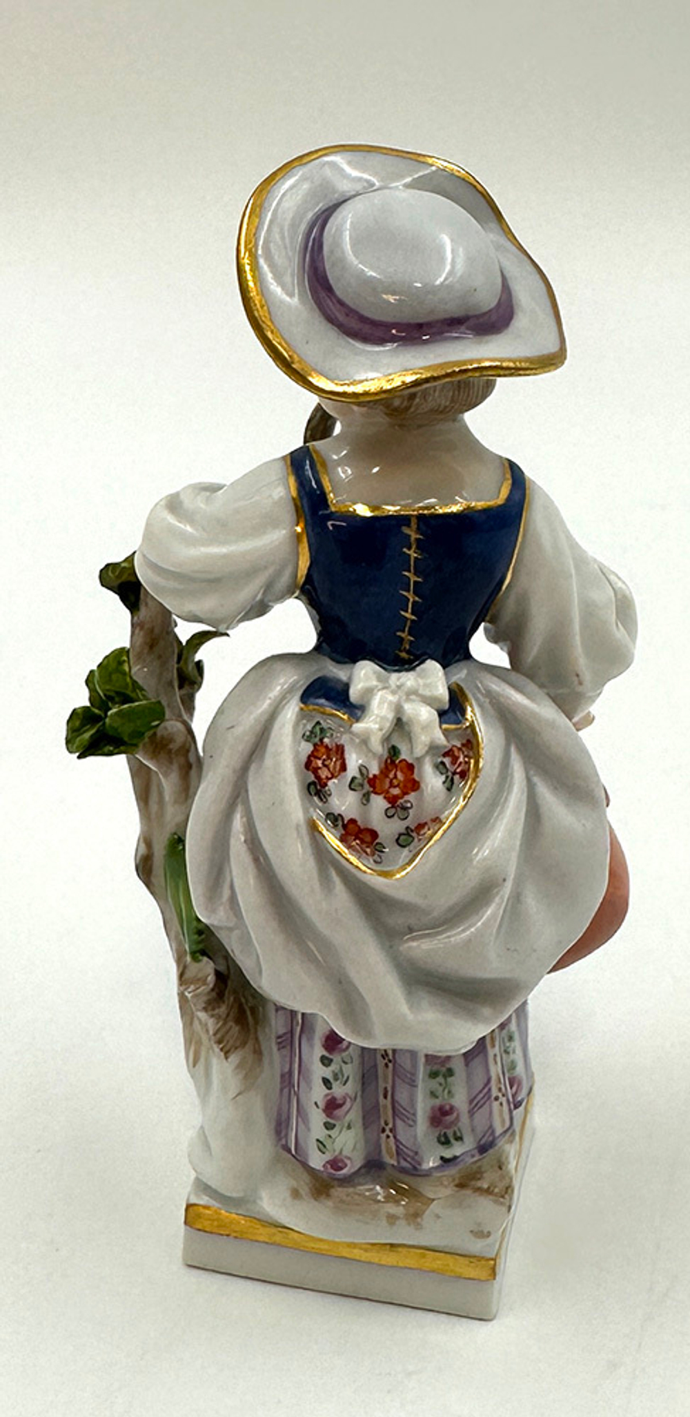 [Коллекционный предмет] Фарфоровая статуэтка "Девочка с серпом и лейкой". G4. Мейсен (Meissen)