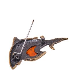 AM-3824 Брошь «Акула Белая» (латунь, янтарь)