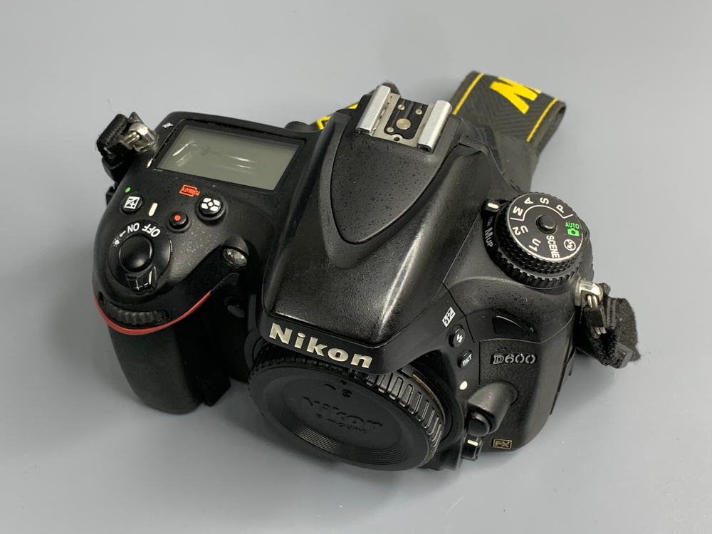 Nikon D600 183000 кадров Трещина на верхнем экране