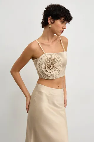 Топ с цветком из атласа цвета шампань