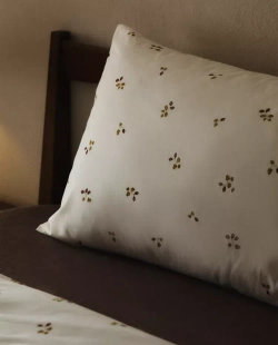 ZARA HOME НАВОЛОЧКА С ПРИНТОМ «ЛИСТЬЯ», ЖЕЛТОВАТО-БЕЛЫЙ