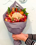 Съедобный букет с колбасками, орехами и перцем