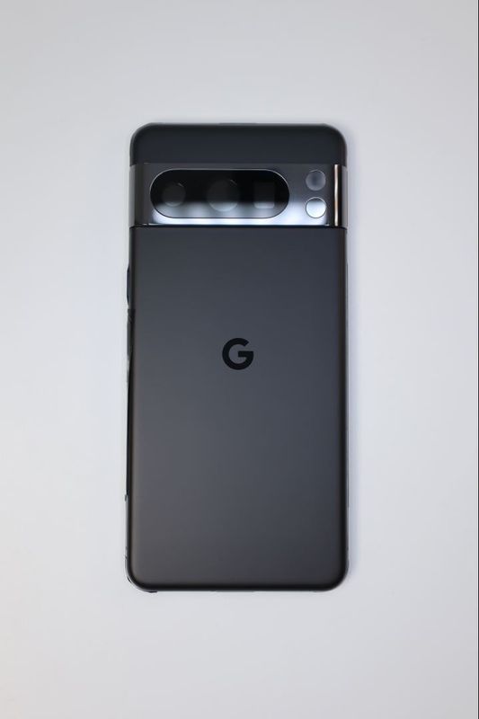 Задняя крышка в сборке с рамкой (Средняя часть корпуса) для Google Pixel 8 Pro черная (Obsidian)