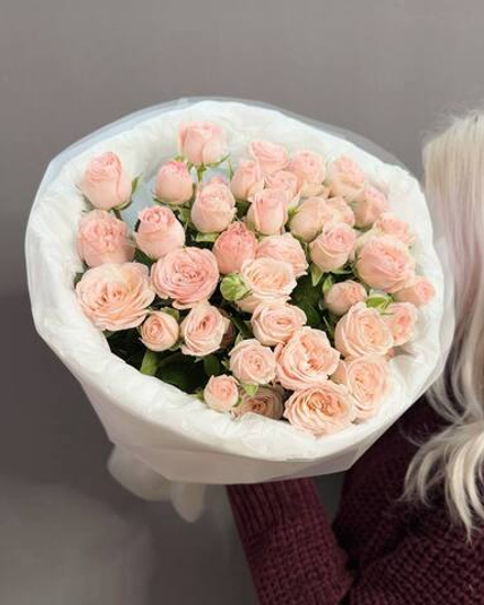 Букет из 7 кустовых пионовидных роз "Bombastic"