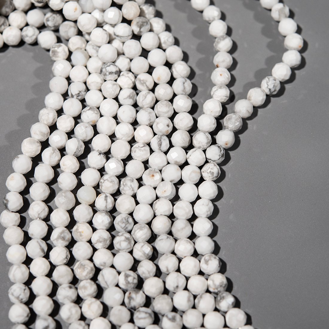 Магнезит натуральный, 4,2мм, шар, микроогранка