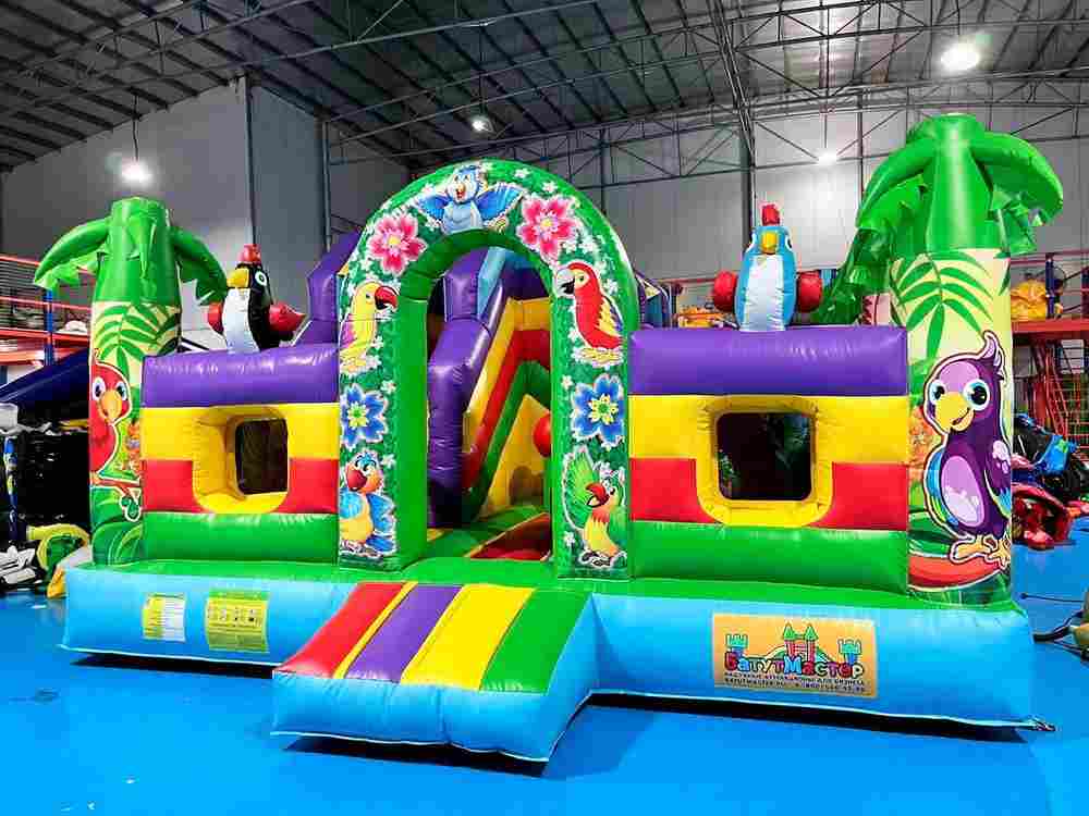 Коммерческий надувной батут "Приключения попугаев", 5x5x3 м.
