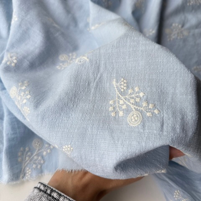 Полулен с вышивкой на голубом фоне