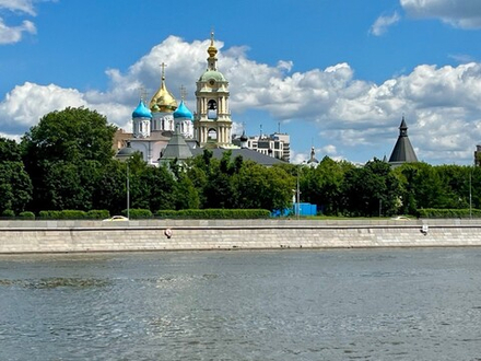 «Берега силы: святыни и заводы у воды» - круглогодичная экскурсия на электросудне по Москве-реке.