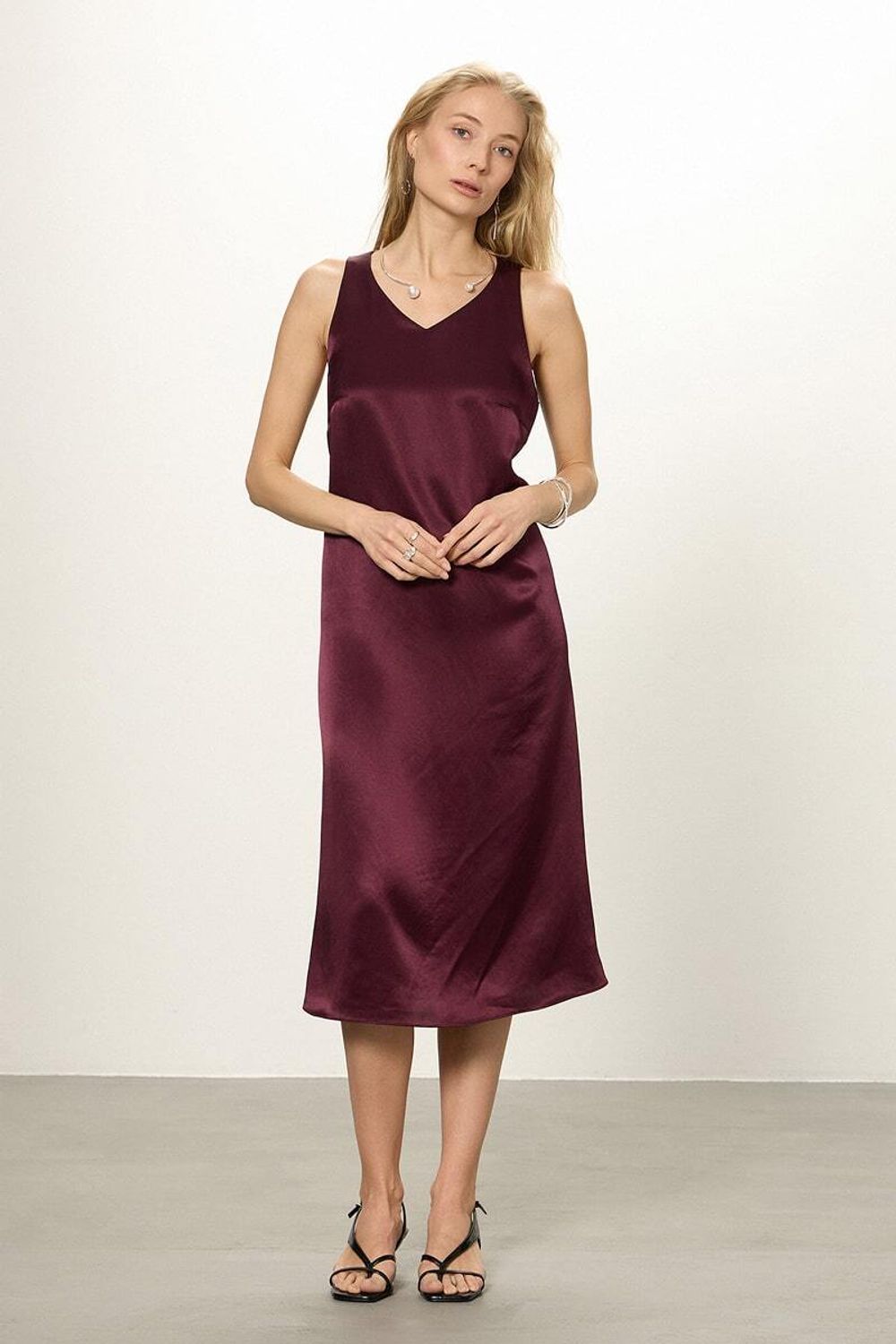 Платье бордо атлас