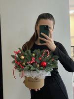 Композиция из хвои с новогодними игрушками