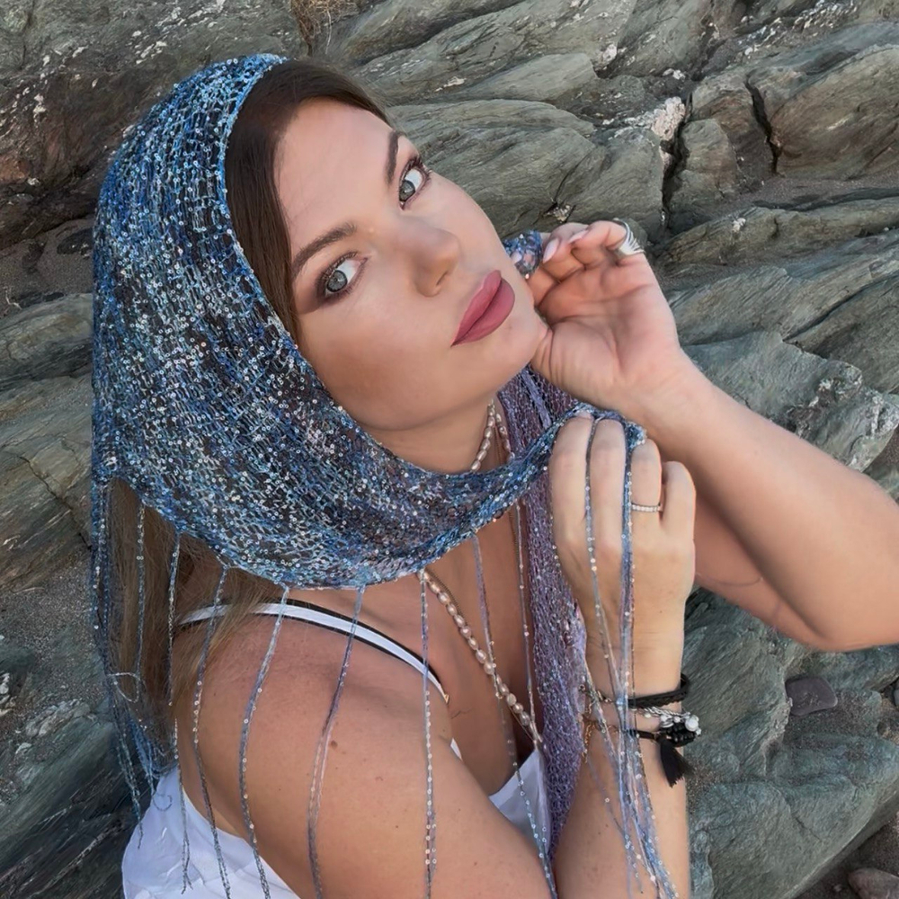 Трендовая косынка спицами из пряжи с пайетками - видео мастер-класс