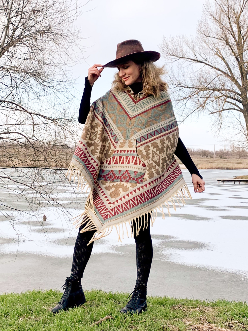 Пончо женское шерстяное с орнаментом