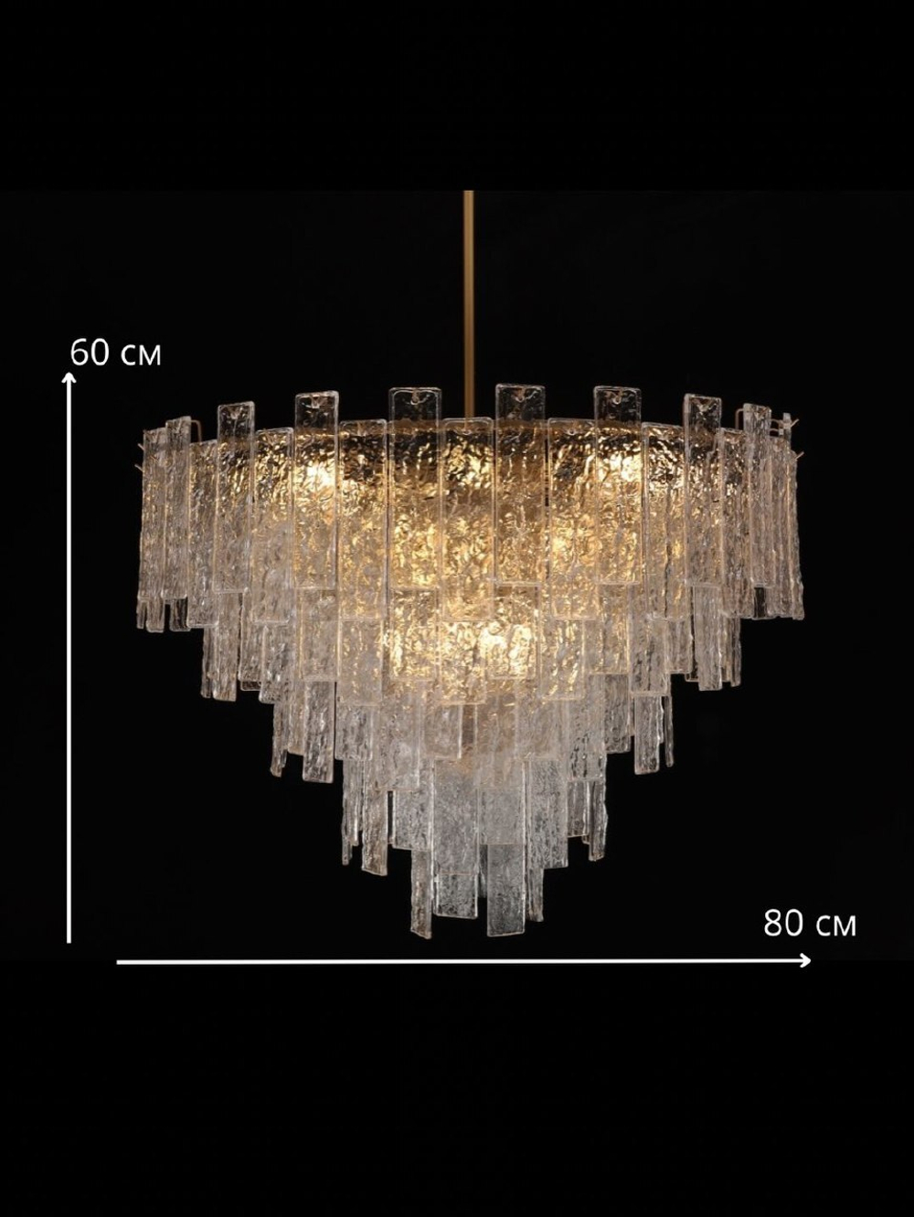 Элегантная люстра из рельефного стекла с многоярусным дизайном.