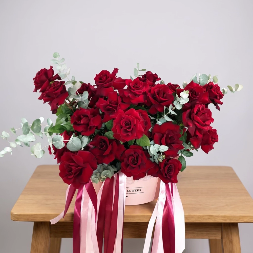 Большая шляпная коробка с 25 королевскими розами.