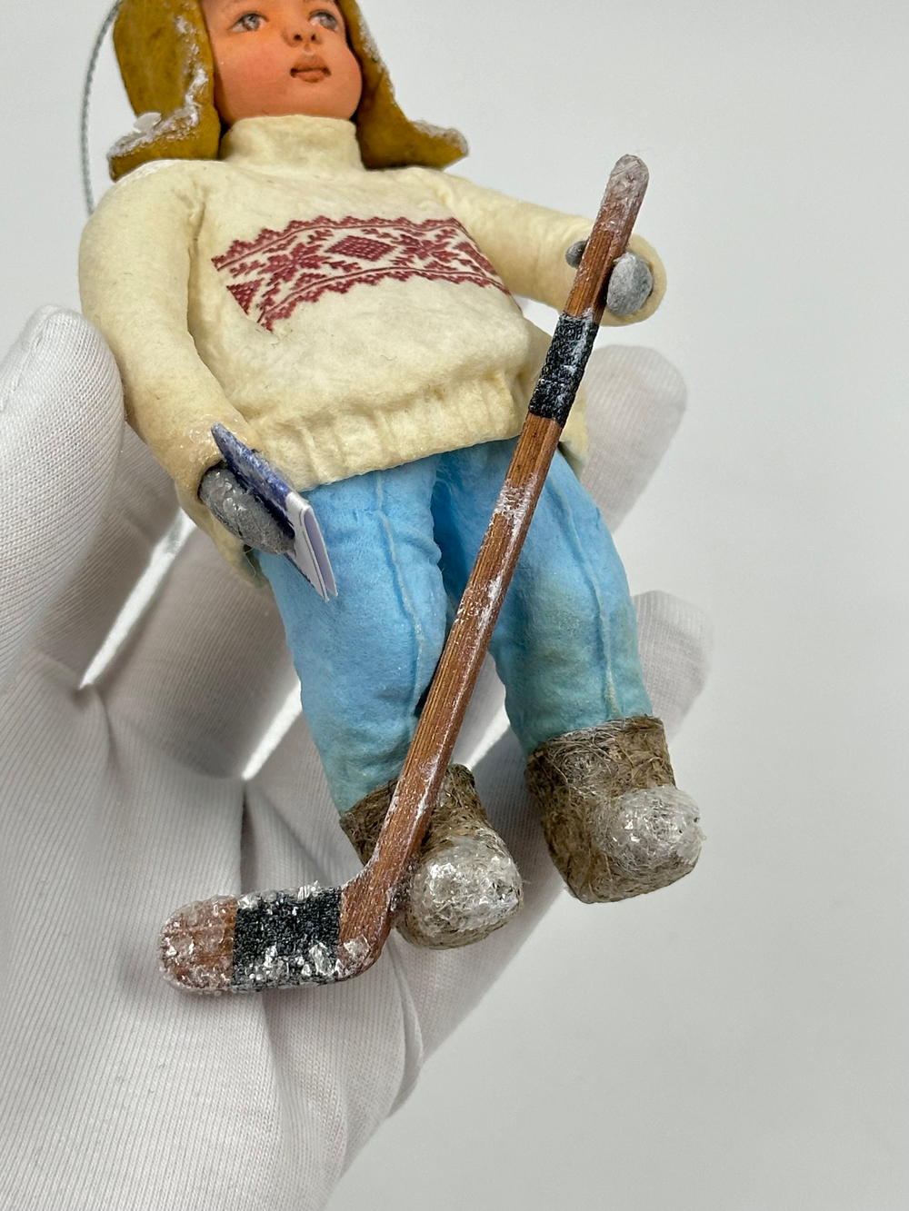 Ёлочное украшение в винтажном стиле «Мальчик с хоккейной клюшкой»