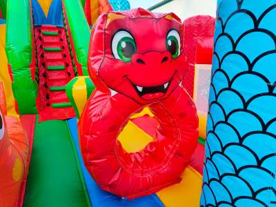 Коммерческий надувной батут «Драконы в тропиках», 8*4*5 м