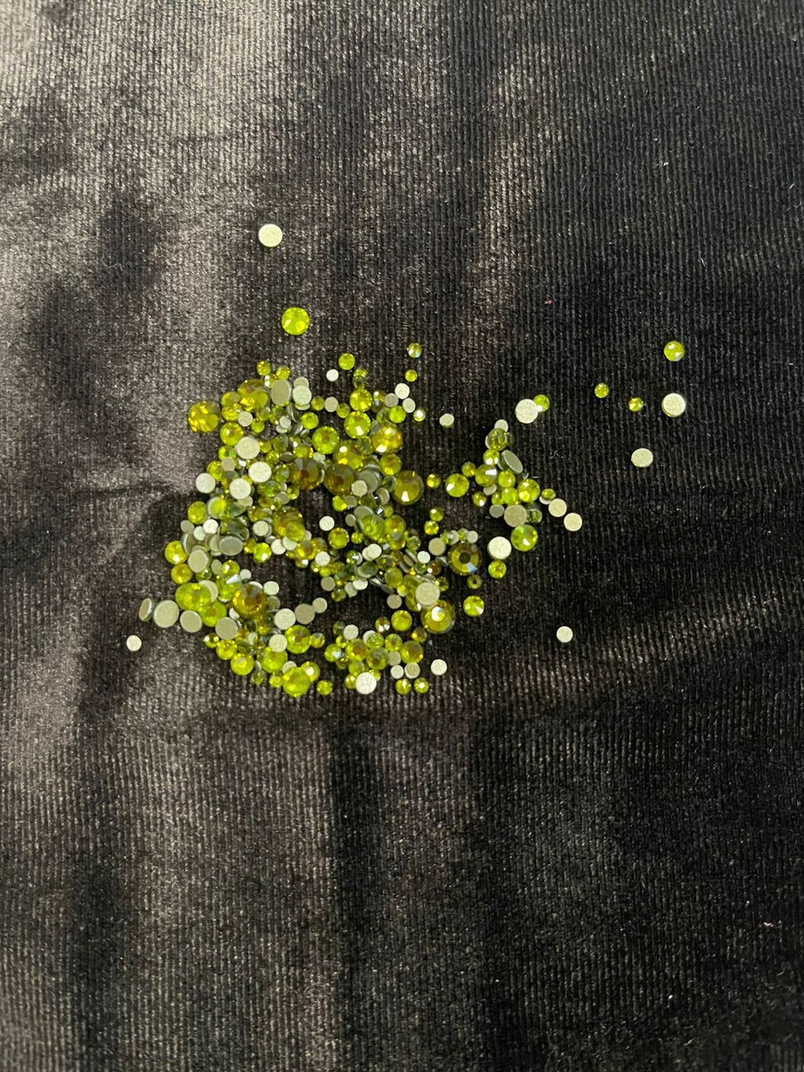 Стеклянные стразы  (размер микс) 1140шт, цвет лайм