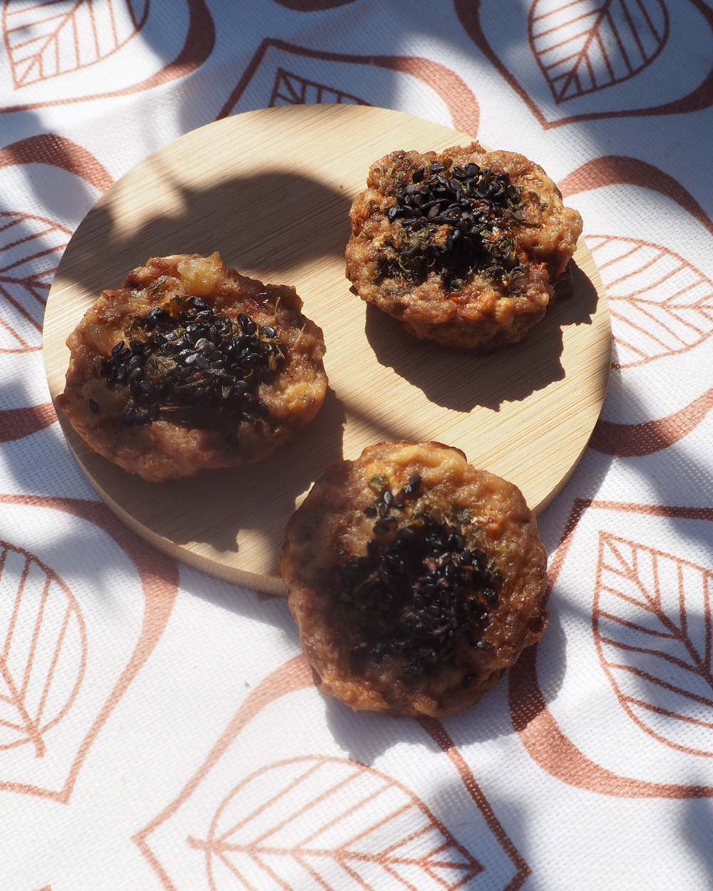 Медальоны куриные с кунжутом и сельдереем