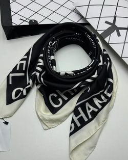 Теплый шерстяной платок Chanel