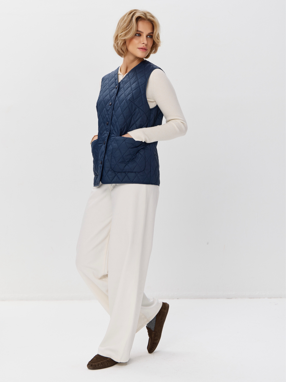 Легкий стеганый жилет с накладными карманами