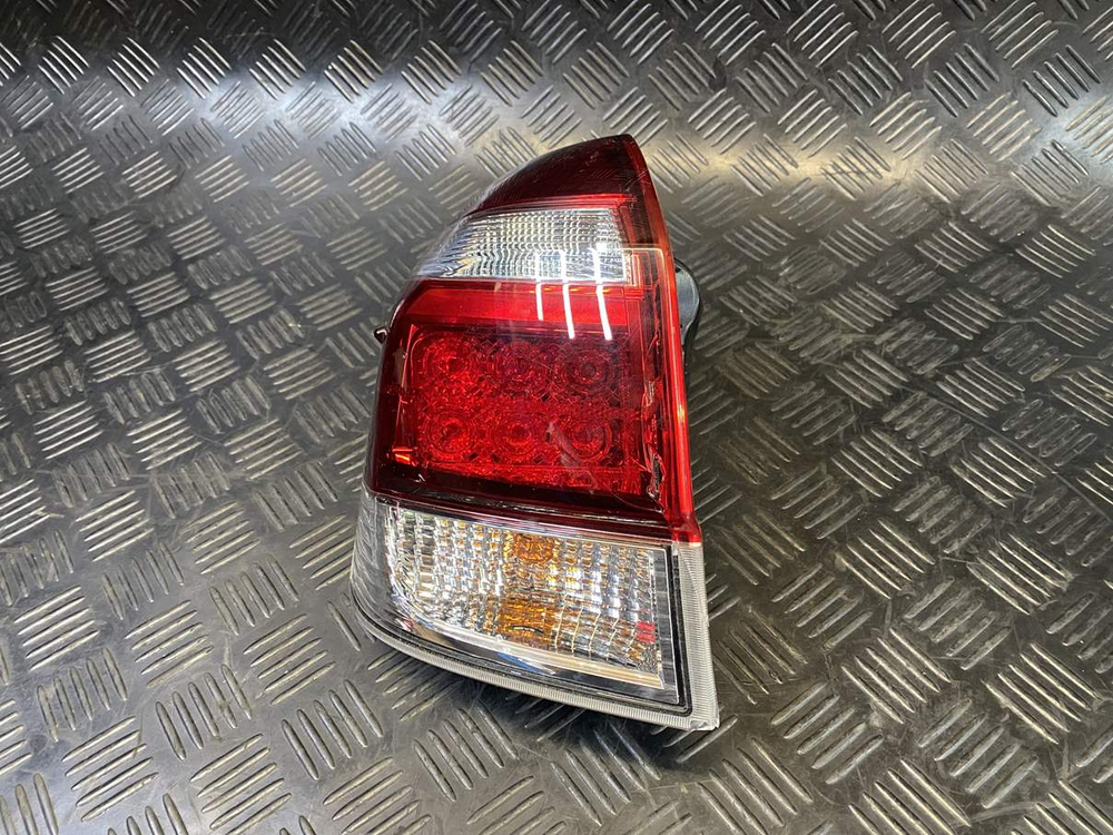 стоп левый Toyota Corolla Fielder NZE161 164 NKE165 13-106