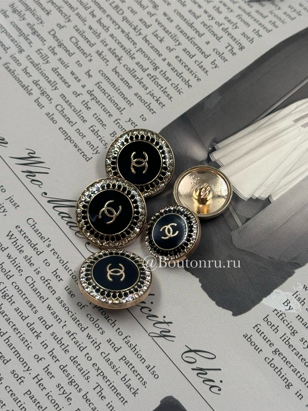 Пуговицы Шан. черные со стразами в золотистом металле