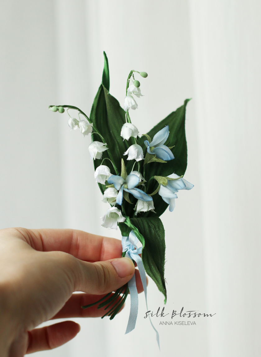 Брошь-булавка: Весенняя бутоньерка с ландышами и фиалками