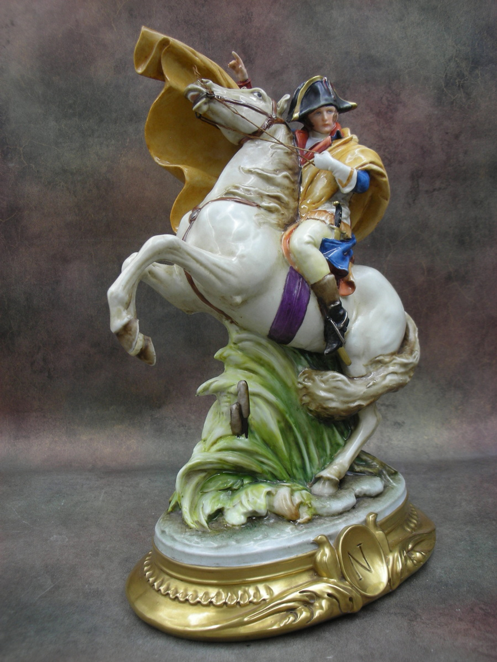 Статуэтка. Фарфор. Солдат. Наполеон при переходе через Сен-Бернар. Capodimonte. Италия