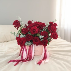 Французские розы в шляпной коробке.