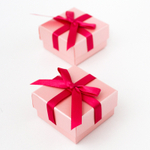 Квадратный картонный футляр с бантиком для украшений