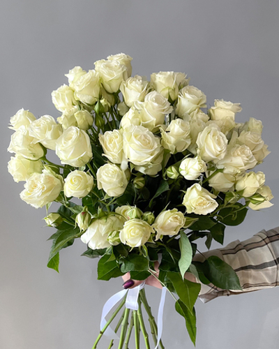 9 белых из кустовых роз