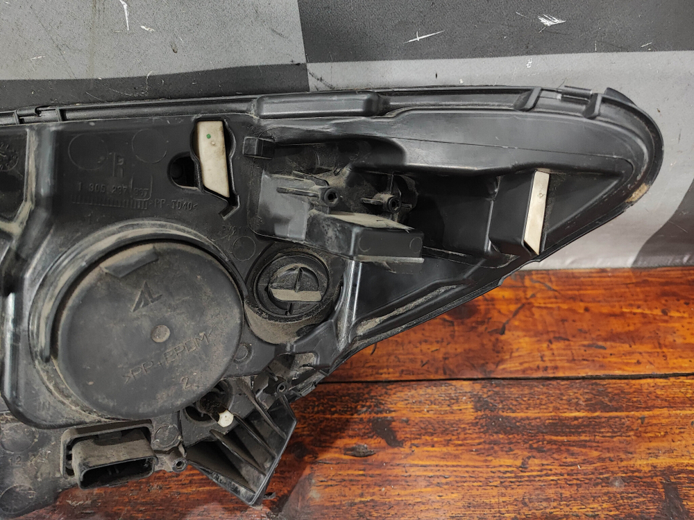 Фара правая галоген Renault Kaptur 16-22 Б/У Оригинал 260108765R