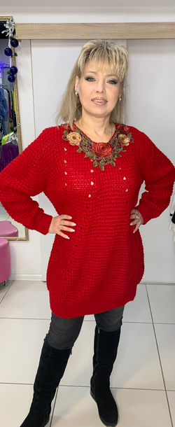 Теплый красный свитер крупной вязки