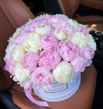 Композиция из 51 пиона в белой подарочной коробке "Maison des fleur"