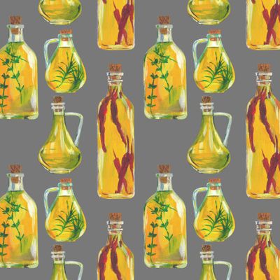 Бутылки с оливковым маслом и специями