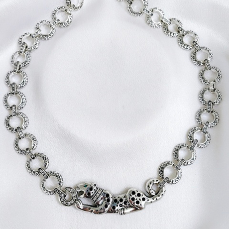 "Аймара" колье в серебряном покрытии из коллекции "Дикие кошки" от Jenavi с замком пряжка