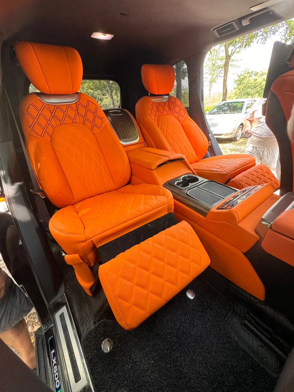 Сиденья капитанские кресла задние для Toyota Land Cruiser 300 LC300 / Lexus LX600 Тойота Лексус кожаные белые кресла сиденье